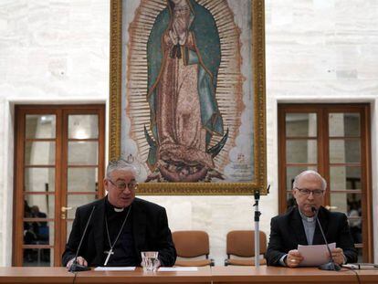 Membros da conferência de bispos do Chile, Luis Fernando Ramos Pérez, à direita, e Juan Ignacio González, nesta sexta-feira no Vaticano