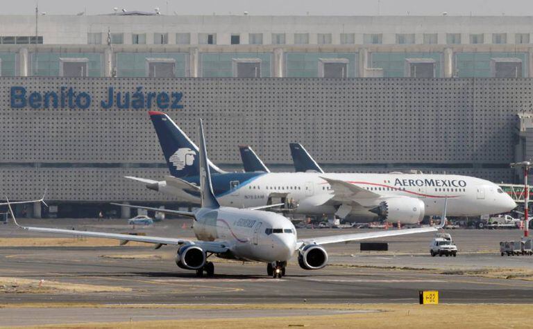 Um B-787 e um B-737 da Aeroméxico, no aeroporto da Cidade do México