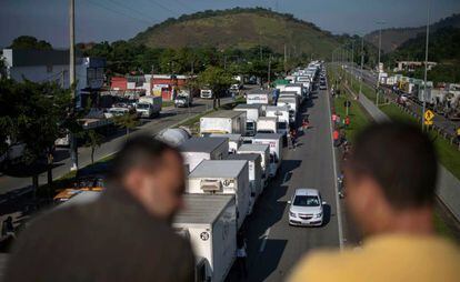 Caminhoneiros bloqueiam parcialmente parte da BR-116, umas das principais artérias do país.