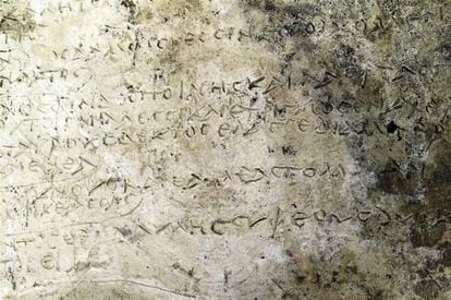 Versos da 'Odisseia' de Homero em placa de argila.