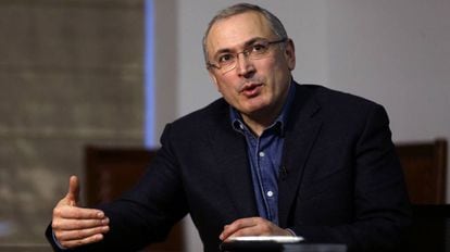 Mikhail Khodorkovski durante uma entrevista em Londres em 15 de fevereiro