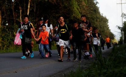 Migrantes hondurenhos na fronteira entre a Guatemala e Honduras, nesta quarta-feira.