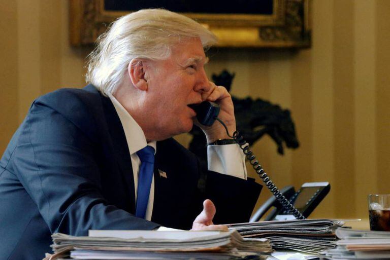 Donald Trump speaks fala por telefone com Vladímir Putin, o 28 de janeiro de 2017.