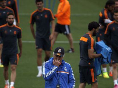 Ancelotti, pensativo, durante o treinamento do Real.