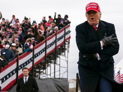 Em comício no estado de Michigan, o presidente Donald Trump faz brincadeira sobre o frio do local