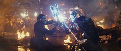 Finn (John Boyega) luta contra o capitão Phasma (Gwendoline Christie), em ‘Os Últimos Jedi’.