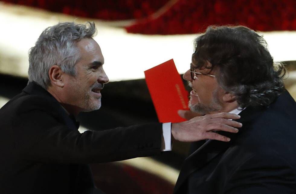 Alfonso Cuaron recebe de Guillermo del Toro o Oscar de melhor diretor por 'Roma'.