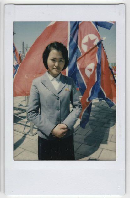 Jang Sol-hyang, estudante de Matemática da Universidade Kim II-sung, posa em 13 de abril de 2017 na rua Ryomyong, recentemente inaugurada em Pyongyang. “Ser mulher não é um obstáculo para apoiar a liderança do marechal Kim Jong-u, e isso me estimula a ser até mesmo melhor”.