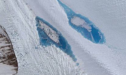 Imagens de satélite de lagos azuis sobre a geleira Langhovde.