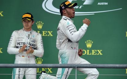 Confus&atilde;o com Rosberg (&agrave; esq.) marcou o t&iacute;tulo de Hamilton.