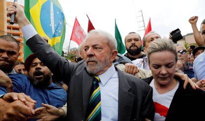 Lula, na chegada à Justiça Federal para depor, em maio de 2017.