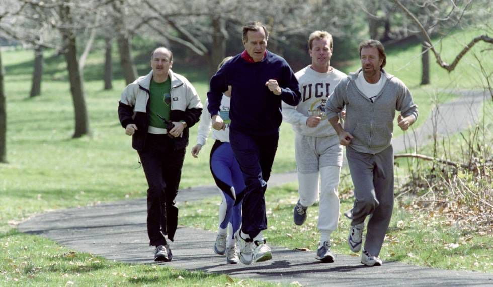 Chuck Norris trabalhando como ‘personal trainer’ do então presidente dos Estados Unidos George W. Bush em 1990.