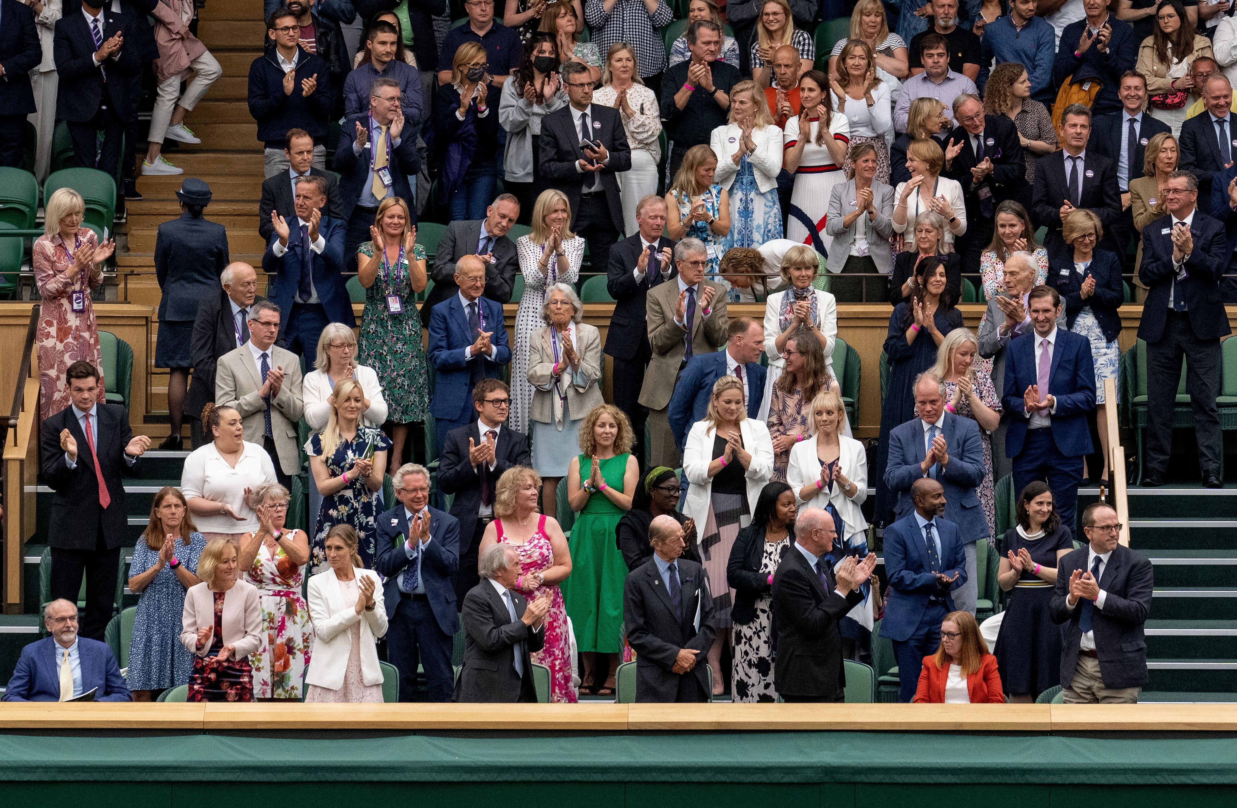 O público de Wimbledon aplaude Sarah Gilbert em 28 de junho. 