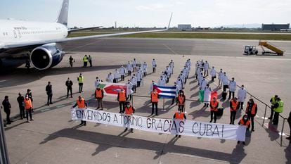 Chegada a Turim de 38 profissionais de saúde cubanos, na segunda-feira, no aeroporto da cidade italiana.