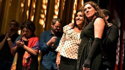 Regina Casé e Anna Muylaert na pré-estreia do filme em SP.