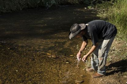 Sem informação sobre a contaminação dos rios, moradores usam a água.