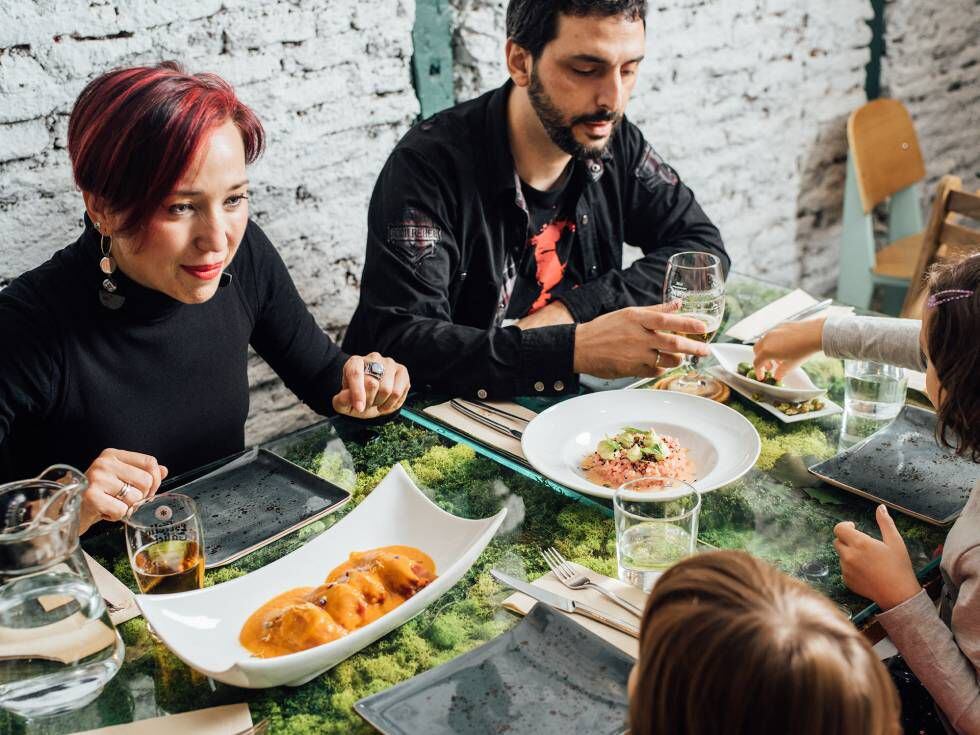 Rocío Cano, Pablo Jurado e as filhas, Antía e Navia, são veganos. Aqui eles comem no restaurante de cozinha italiana Pizzi y Dixie, em Madri.