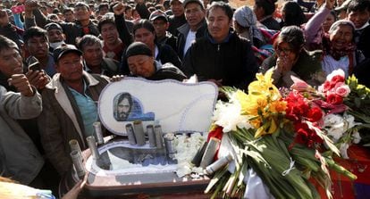 Uma multidão cerca o caixão de uma das vítimas durante os protestos na Bolívia.