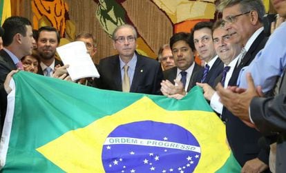 Oposição entrega ao presidente da Câmara, Eduardo Cunha, novo pedido de impeachment contra Dilma Rousseff, em 21 de outubro.
