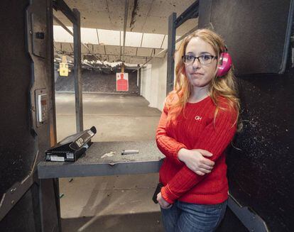 Gabriella Hoffman, de 26 anos, na galeria de tiro à qual costuma ir para praticar na Virgínia.