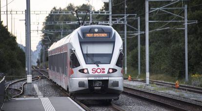 Trem em Salez, Switzerland, ap&oacute;s ataque de agressor.