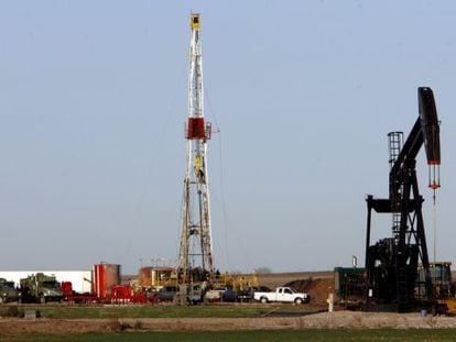 Um poço de extração de petróleo nos Estados Unidos
