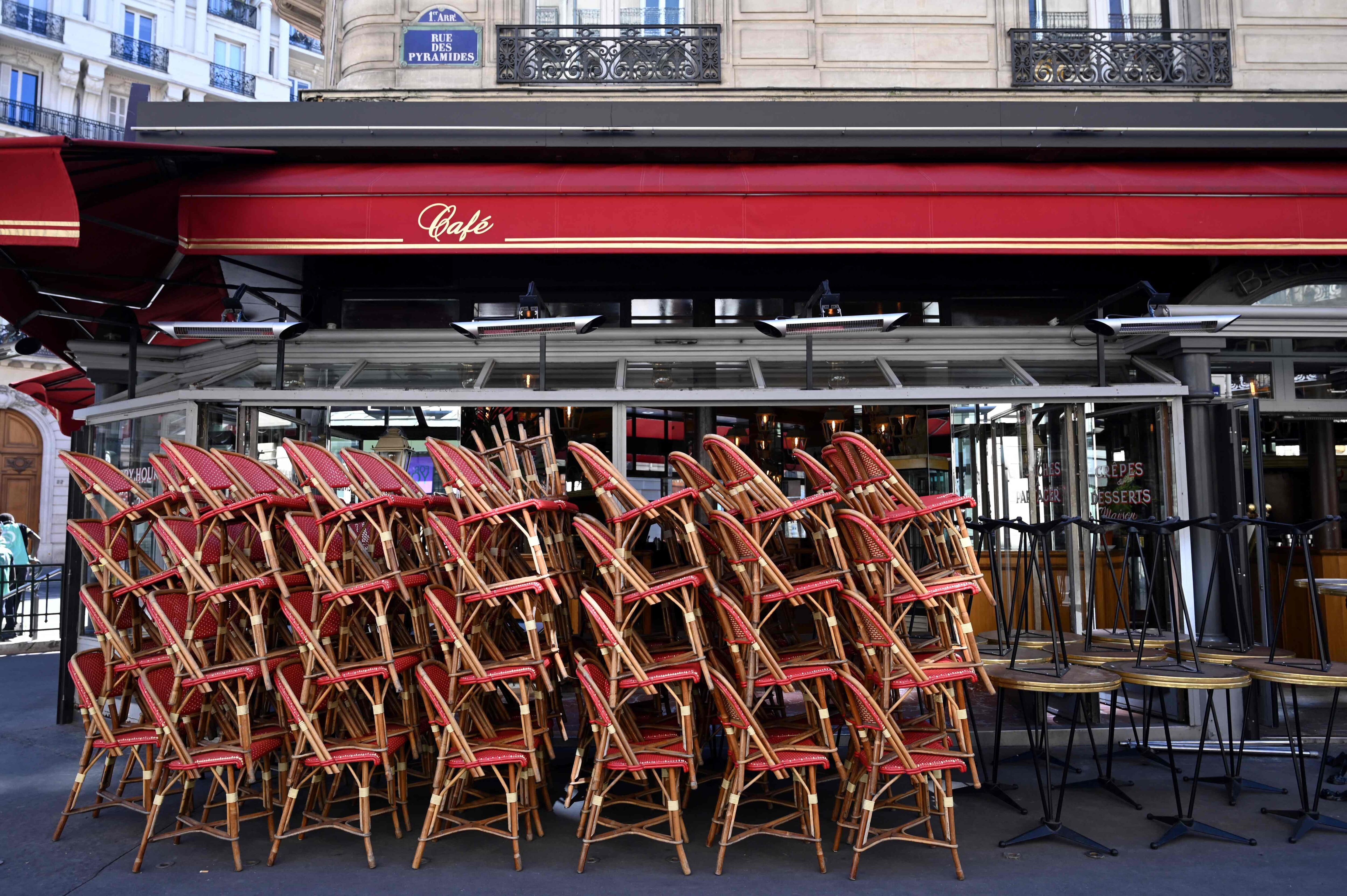 Pilhas de cadeiras sem uso, diante de uma cafeteria em Paris, em maio do ano passado. 