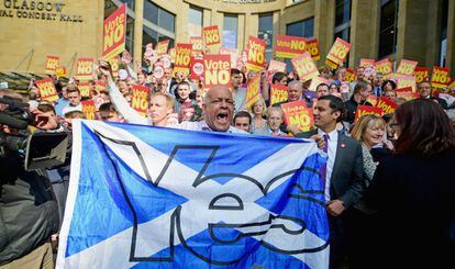 Partidários do sim à independência irrompem em um ato da campanha do não à secessão, na quinta-feira em Glasgow.