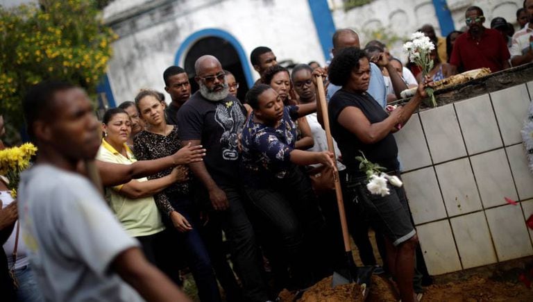 Parentes e amigos no enterro de Rita Santos, uma das vítimas do naufrágio em Salvador.