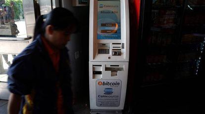Caixa eletrônico que permite a compra de bitcoins, em Nova York.