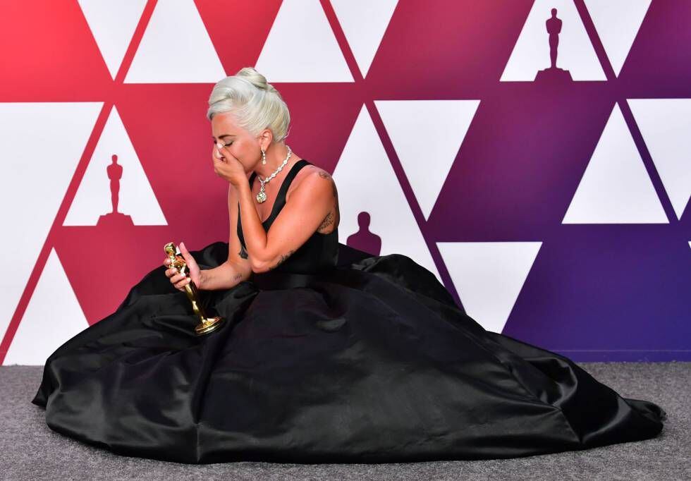 Lady Gaga com sua estatueta, vencedora do Oscar 2019 de melhor música por 'Shallow', da trilha de 'Nasce uma estrela'.