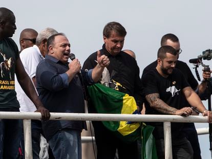 O ex-ministro Pazuello participa de ato político ao lado de Bolsonaro no último dia 23, no Rio.