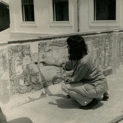 Lina Bo Bardi restaura azulejos no Solar do Unhão, em Salvador.