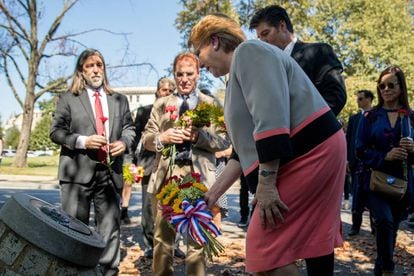 A presidenta Michelle Bachelet diante do memorial a Letelier, acompanhada dos filhos do ex-chanceler assassinato por ordem de Pinochet