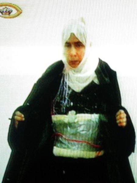 Sayida al Rishawi com explosivos, após ser detida.