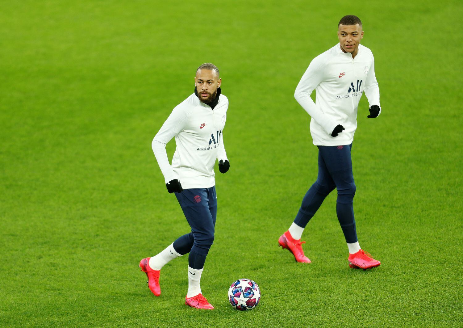 Neymar e Mbappé treinam antes do jogo em Dortmund.
