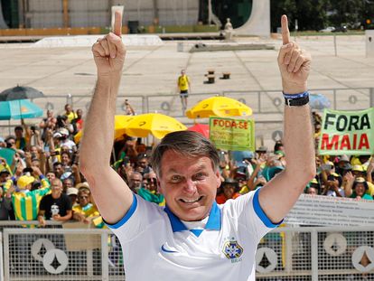 Bolsonaro em frente ao Palácio do Planalto no domingo.