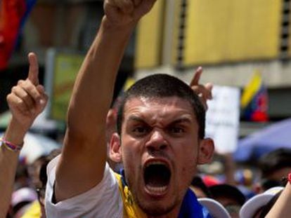 Um estudante opositor protesta contra Nicolás Maduro.