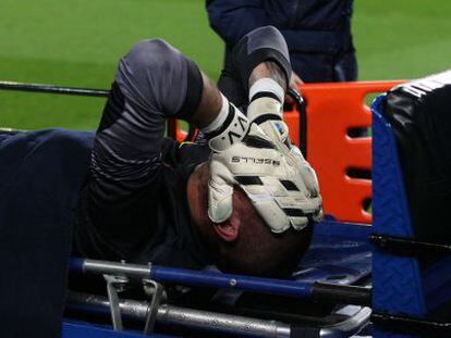 Valdés na maca depois de se machucar.