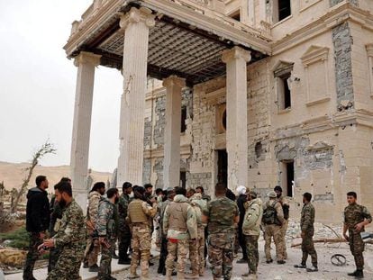 Soldados e militantes depois de um combate na cidade de Palmira, na quinta-feira.