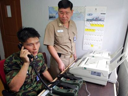 Foto de arquivo de um alto funcionário do Exército sul-coreano usando a linha telefônica intercoreana.