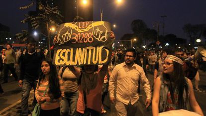 Milhares de jovens protestam no centro histórico de Lima.