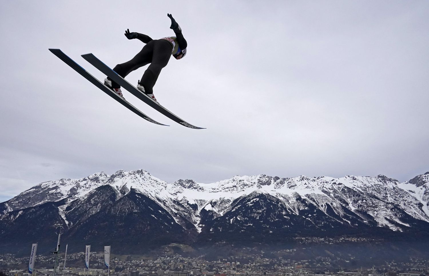 Competidor treina salto para o torneio Four Hills, na Áustria.