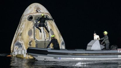 Uma equipe de apoio recebe a cápsula ‘Resilience’ com quatro astronautas a bordo, nas águas do golfo do México, neste domingo.