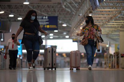 Passageiras desembarcam no aeroporto do Galeão, no Rio, em abril.