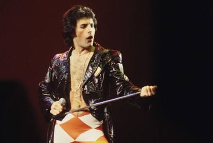 Freddie Mercury durante um show do Queen no Madison Square Garden em dezembro de 1977.