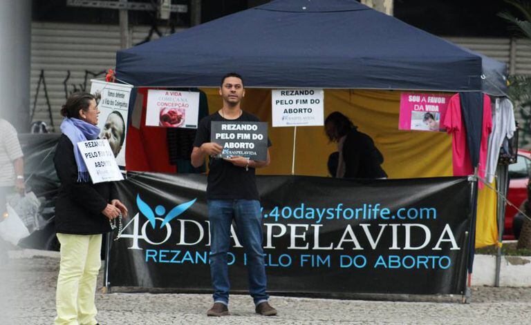 Celene Salomão, à esquerda, junto a outros integrantes do grupo “40 Dias Pela Vida SP”, pedem pelo fim do aborto em frente ao hospita.