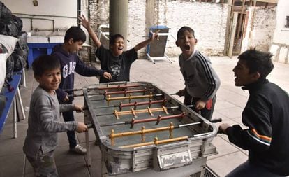 Crianças jogam pebolim (totó) na escola da Virgen del Milagro.
