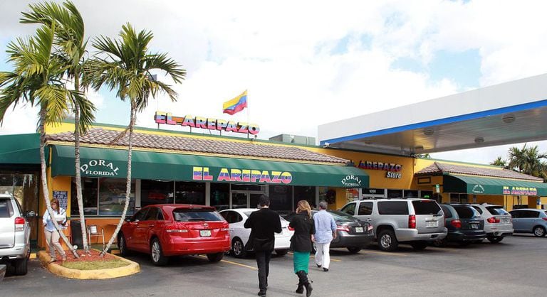 Fachada do restaurante El Arepazo, em Miami, lugar de reunião da comunidade venezuelana.