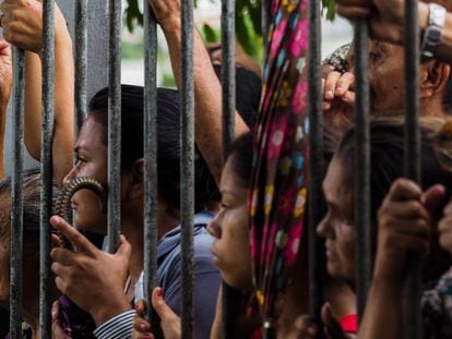 Familiares de presos aguardam informações em frente a cadeia de Manaus.